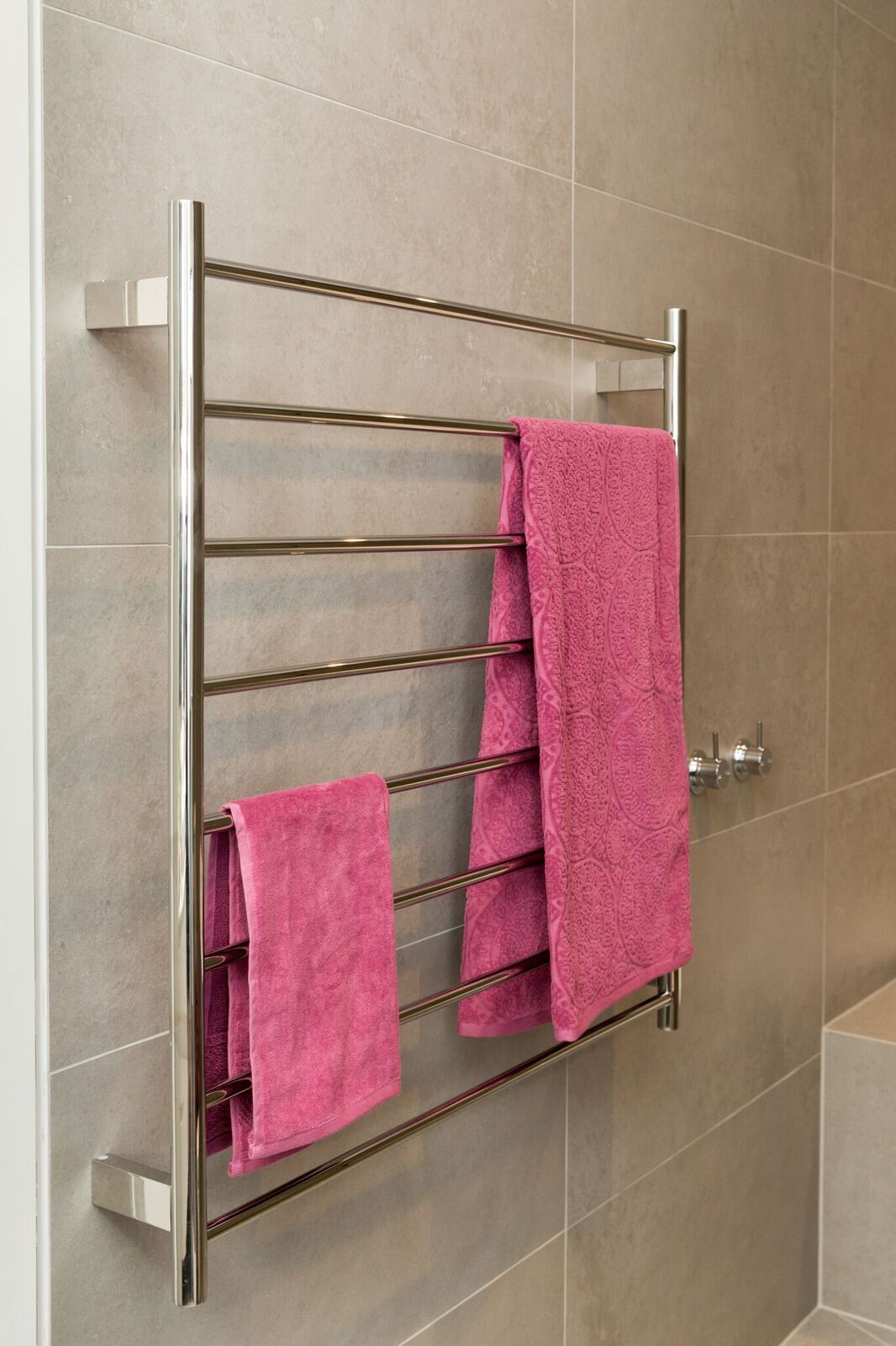 round-towel-warmers round-tube-towel-warmer-with-two-pink-towels